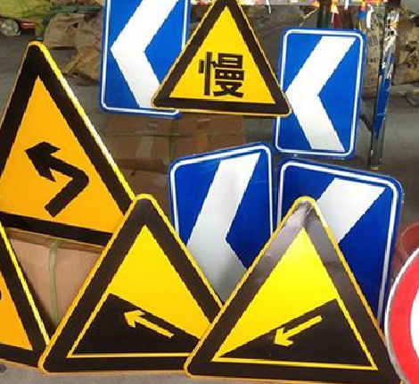 鲁山标识标牌中颜色的确定是很重要的。